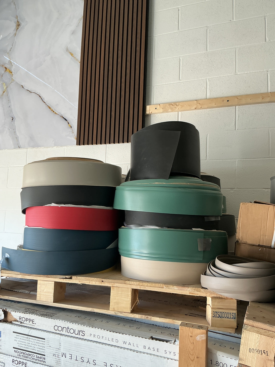Johnsonite Rubber Perceptions Recess Toeless Wallbase 4-1/4" x 120’ x 3/8” MIXED COLORS