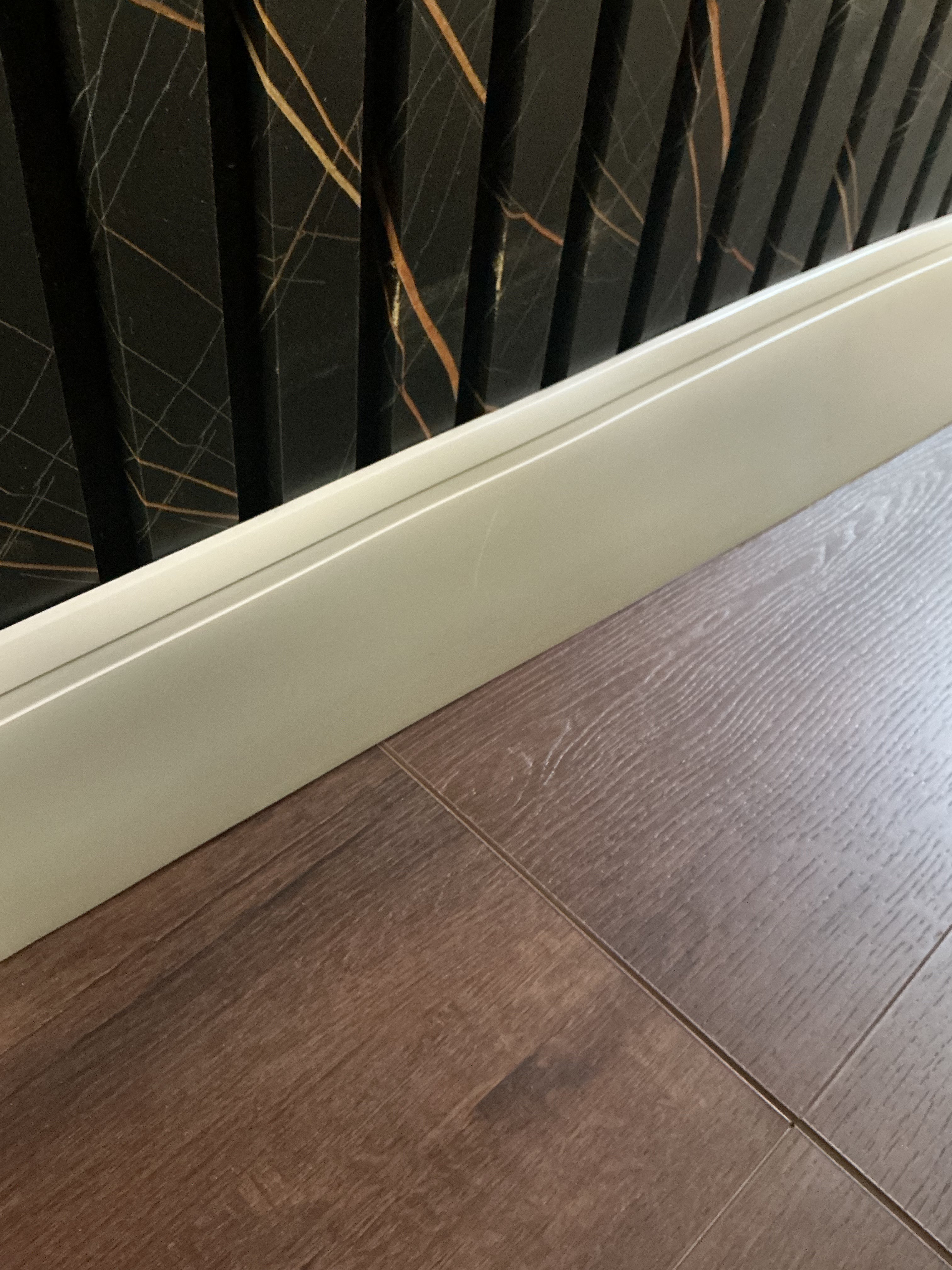 Johnsonite Rubber Perceptions #23 Vapor Grey Recess Toeless Wallbase 4-1/4" x 120'